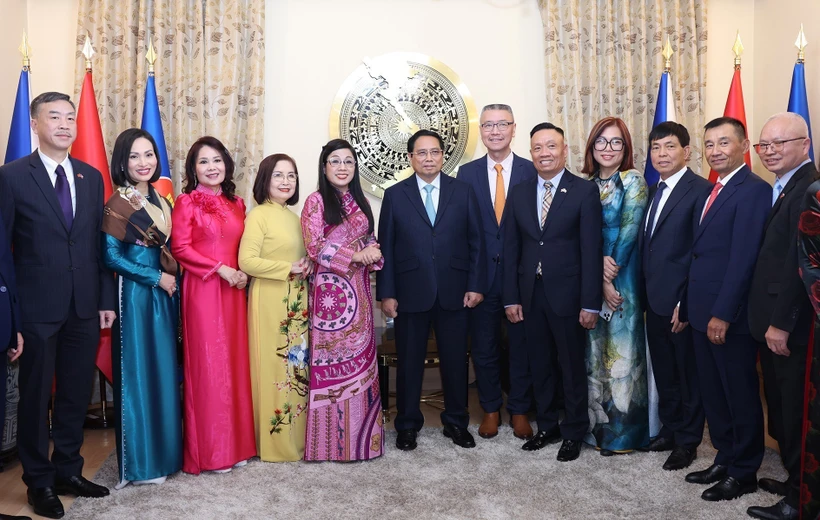 Prime Minister Pham Minh Chinh (7th from right), his spouse and staff of the Vietnamese Embassy in the Czech Republic. (Photo: VNA)