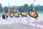 Party, State leaders pay tribute to President Ho Chi Minh 