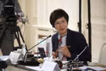 VNA General Director Vu Viet Trang poses a question to Russian President Vladimir Putin during the interview. (Photo: VNA)