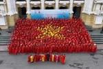 Six hundred ao dai flow together in national flag spectacle