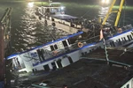 Wreckage of capsized boat salvaged in Ha Long Bay, more victims found