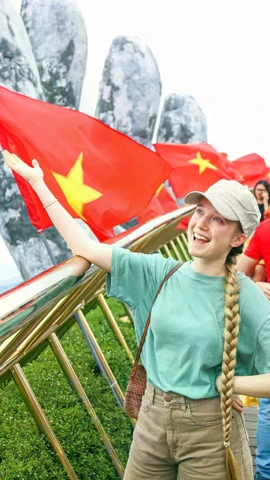 Foreigners on Golden Bridge in Da Nang city (Photo: VNA)