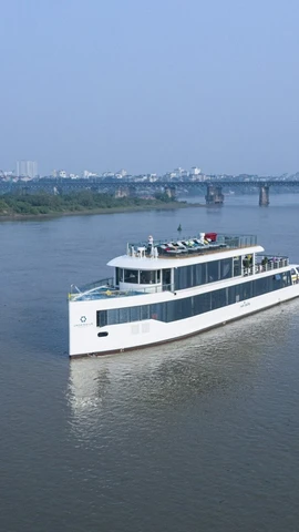 A tourist boat on the Red River (Photo: VNA)