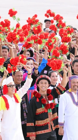 Representatives from the 54 ethnic groups participate in the grand parade marking the 80th anniversary of the August Revolution and National Day on September 2, 2025. (Photo: VNA)