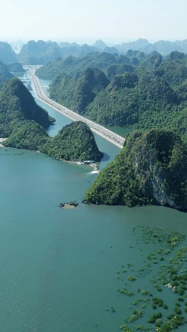 The coastal route connecting Ha Long and Cam Pha cities in the northeastern province of Quang Ninh creates momentum for regional economic development. (Photo: VNA)