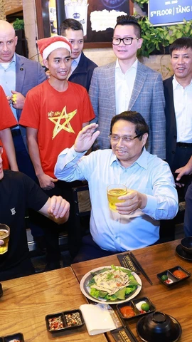 Prime Minister Pham Minh Chinh and Jensen Huang, NVIDIA President and CEO enjoy Hanoi street food on December 5, 2024. (Photo: VNA)