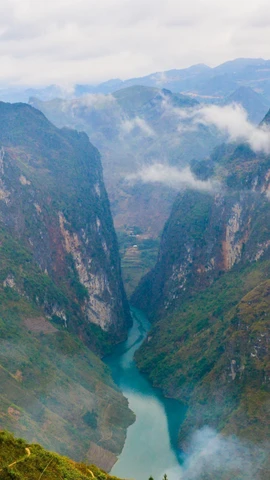 Nho Que River - a masterpiece of nature in the Dong Van Karst Plateau in Tuyen Quang province (Photo: VNA)