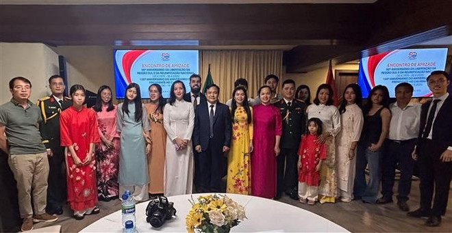 Officials from the embassy and overseas Vietnamese in Brazil pose for a photo at the gathering. (Photo: VNA) gathering.jpg