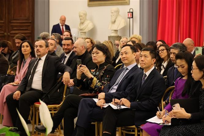 The conference brought together more than 120 delegates from diplomatic missions, government agencies, and businesses. (Photo: VNA) vna-potal-thuc-day-thuong-mai-van-hoa-va-du-lich-cua-italy-voi-chau-a-7914191.jpg