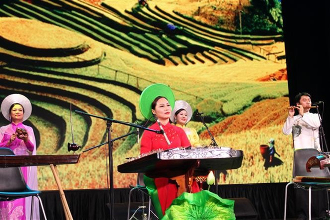 A performance at the Vietnam Culture Day held recently in Kazan, the capital of the Republic of Tatarstan. (Photo: VNA) am-nhac.jpg