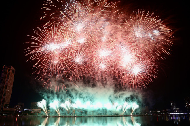 The performance of the Finland team at the opening ceremony of the Da Nang International Fireworks Festival (DIFF) 2025 (Photo: VNA) diff-1.jpg