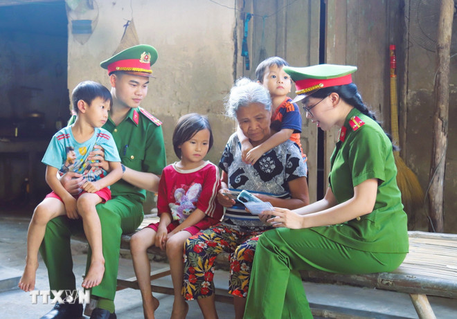 The communal police force directly go to each village and hamlet to guide locals in how to install electronic identification and integrate health insurance cards into the VNeID application on their phones. (Photo: VNA)