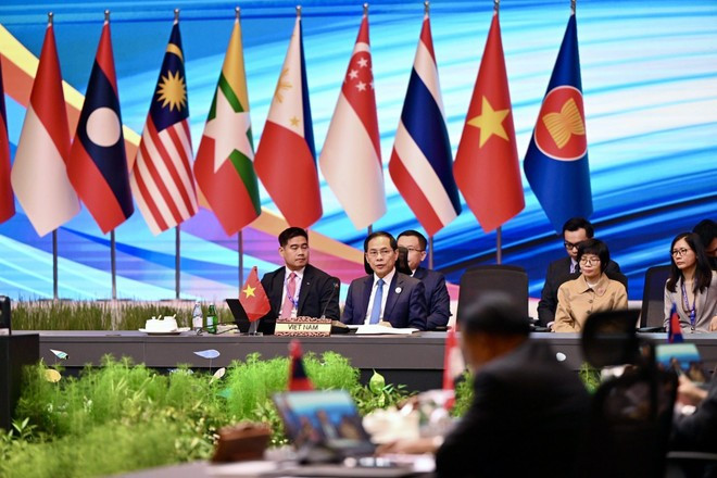 Deputy Prime Minister and Foreign Minister Bui Thanh Son leads a Vietnamese delegation to the ASEAN–UK Ministerial Meeting held in Malaysia on July 11, 2025. (Photo: VNA)