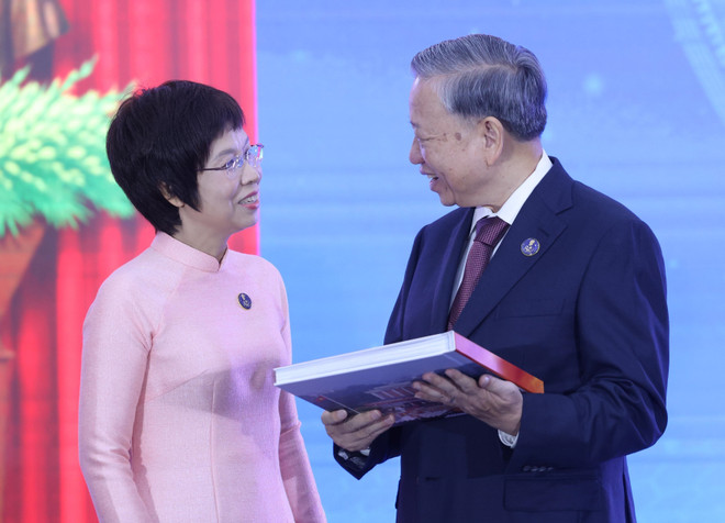 VNA General Director Vu Viet Trang presents Party General Secretary To Lam the photo book “Glory Forever Belongs to the People”. (Photo: VNA)