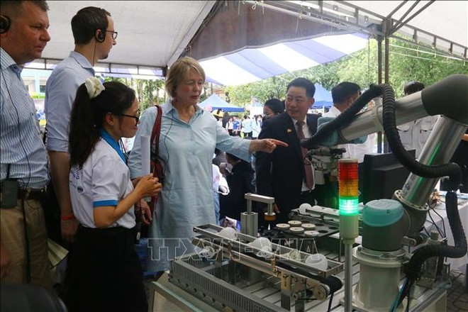 Delegates visit a booth introducing training careers at LILAMA 2 International Technology College, one of Vietnam’s leading vocational institutions. (Photo: VNA) huong-nghiep.jpg