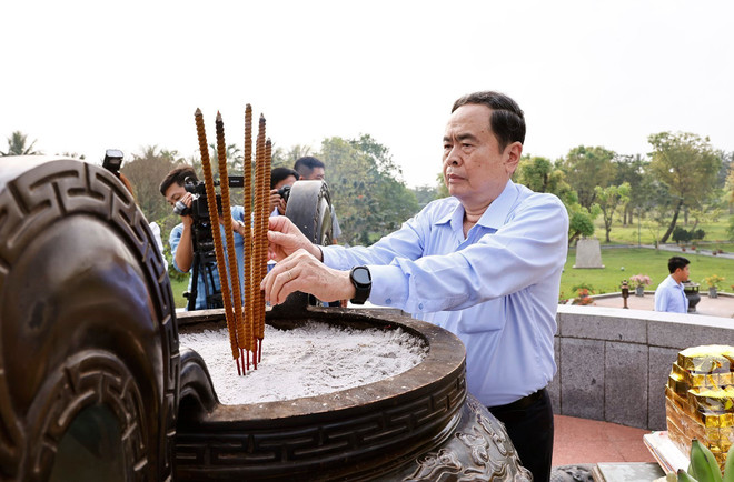 NA Chairman Tran Thanh Man offers incense at the Quang Tri citadel national special relic site. (Photo: VNA) quang-tri-citadel-vna.jpg
