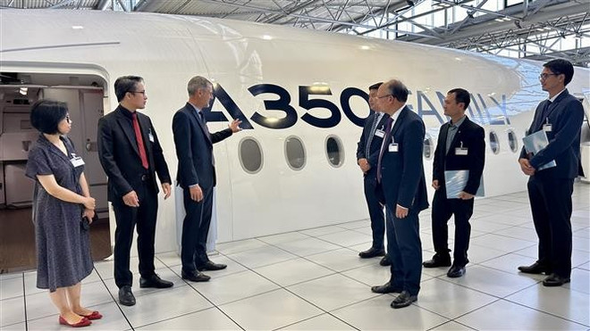 Deputy Mayor of Toulouse Jean-Claude Dardelet visits Airbus in Toulouse. (Photo: VNA) vna-potal-trang-moi-trong-quan-he-giua-viet-nam-voi-thanh-pho-toulouse-cua-phap-8111830.jpg