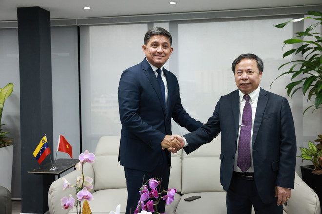 Prof. Dr. Nguyen Hong Son, Director of the Vietnam Academy of Agricultural Sciences (right) and Venezuela’s Vice President and Chairman of the Venezuela–Vietnam Intergovernmental Committee Jorge Marquez. (Photo: The Courtesy of the Vietnamese Embassy in Venezuela) vna-potal-venezuela-danh-100000-ha-dat-san-xuat-nong-nghiep-cho-cac-nha-dau-tu-viet-nam-8080645.jpg