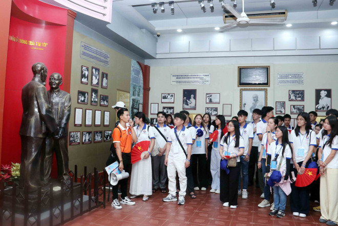 Young OVs visit Ho Chi Minh Museum in HCM City (Photo: VNA) po.jpg