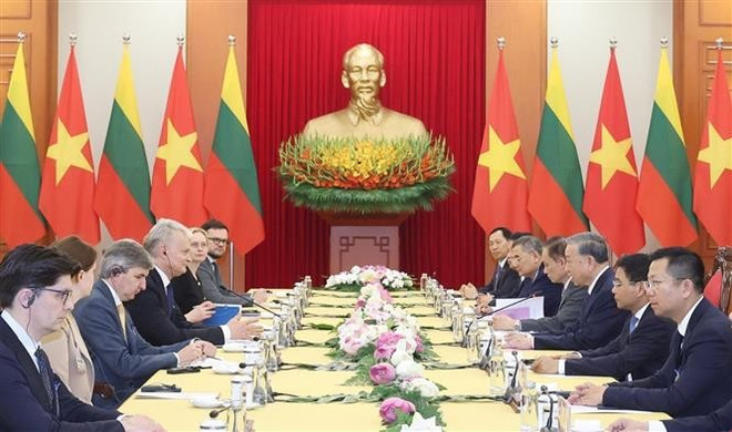 General Secretary of the Communist Party of Vietnam To Lam hosts a reception in Hanoi on June 12 for Lithuanian President Gitanas Nauseda who is on a two-day official visit to Vietnam. (Photo: VNA) vna-potal-tong-bi-thu-to-lam-hoi-kien-tong-thong-cong-hoa-litva-gitanas-nauseda-8087420.jpg