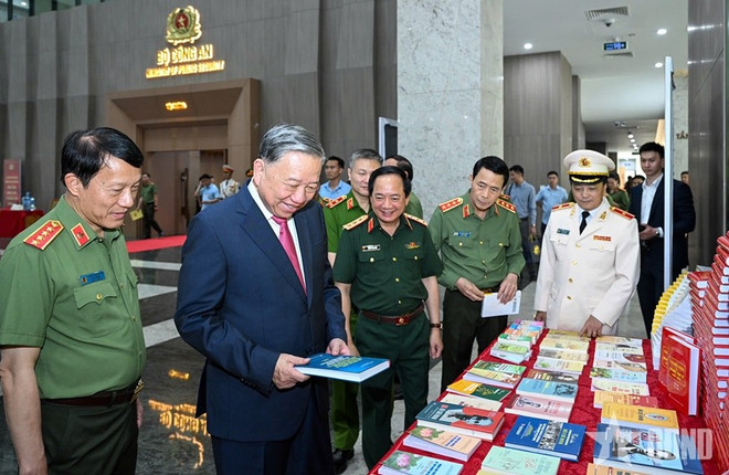 Party General Secretary To Lam visits a display of books at the event (Photo: qdnd.vn) bo.jpg