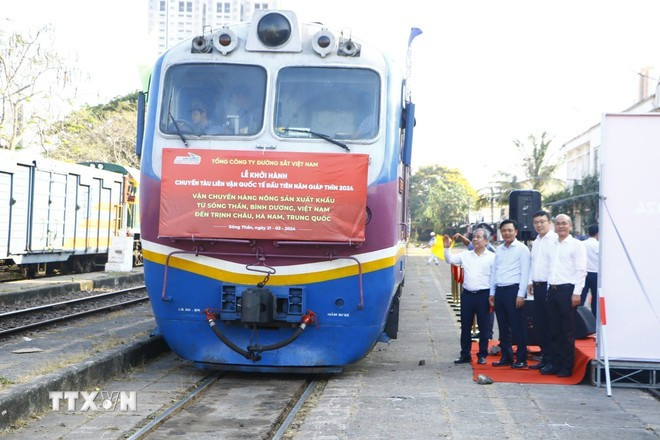 The ceremony marking the departure of the first cross-border train in the Year of the Dragon 2024, transporting agricultural products from Song Than Station in Binh Duong province to Zhengzhou of China's Henan province. (Photo: VNA) vietnam-china.jpg