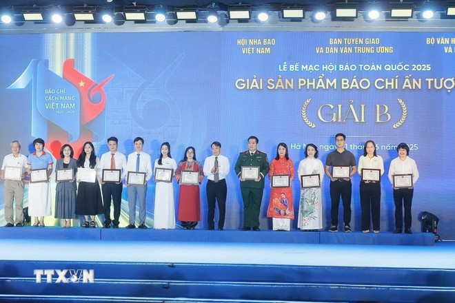 Winners of B prizes for impressive journalism products (Photo: VNA) an.jpg