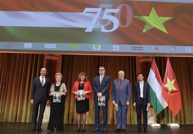 Vietnamese Ambassador to Hungary Bui Le Thai presents gifts to Hungarian friends at the event (Photo: VNA) vna-potal-le-ky-niem-50-nam-ngay-giai-phong-mien-nam-thong-nhat-dat-nuoc-tai-hungary-8006429.jpg
