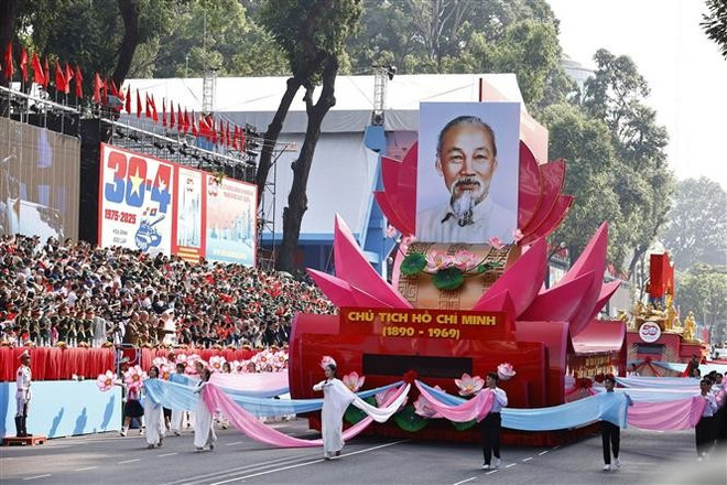 vna-potal-le-dieu-binh-dieu-hanh-ky-niem-50-nam-ngay-giai-phong-mien-nam-thong-nhat-dat-nuoc-8005589.jpg