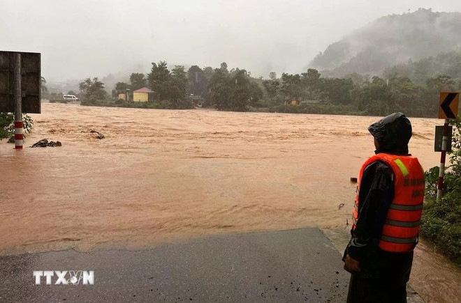 Many inter-communal roads in Huong Hoa district, Quang Tri province severely flooded and several areas cut off following storms. (Photo: VNA) 1306-mua-lu-quang-tri-11.jpg