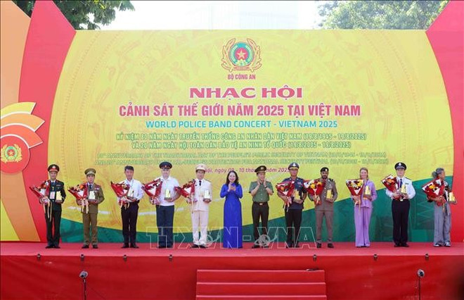 Vice President Vo Thi Anh Xuan, Minister of Public Security General Luong Tam Quang, and the heads of delegations attending the World Police Band Concert - Vietnam 2025. (Photo: VNA)