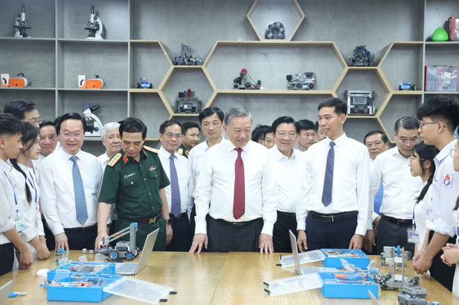 Party General Secretary To Lam and his delegation gift a STEM classroom and 100 scholarships to outstanding students of Kim Lien High School in Nam Dan district. (Photo: VNA) vna-potal-tong-bi-thu-to-lam-tang-phong-hoc-stem-cho-truong-thpt-kim-lien-8034299.jpg