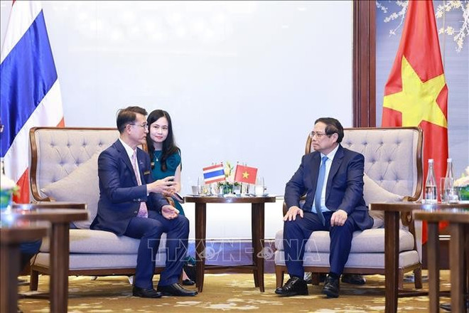 Prime Minister Pham Minh Chinh (R) receives Chongrak Rattanapian, Vice President of Kasikornbank (KBank) of Thailand. (Photo: VNA) minh-chinh1.jpg