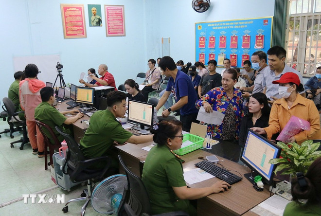 Ministries and agencies are asked to complete the review and update of the National Data Strategy in the second quarter of 2025. (Photo: VNA) can-cuoc-cong-dan-1-4824.jpg