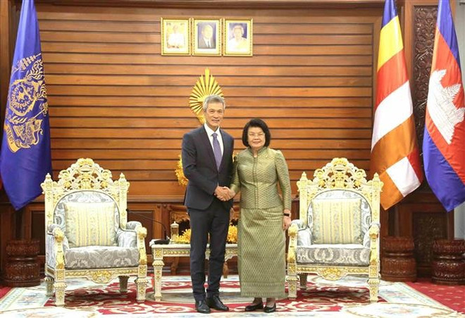 President of the Cambodian National Assembly Samdech Khuon Sudary (R) shakes hands with Vietnamese Ambassador to Cambodia Nguyen Minh Vu (Photo: VNA) vna-potal-chu-tich-quoc-hoi-campuchia-tiep-dai-su-viet-nam-nguyen-minh-vu-7875398.jpg