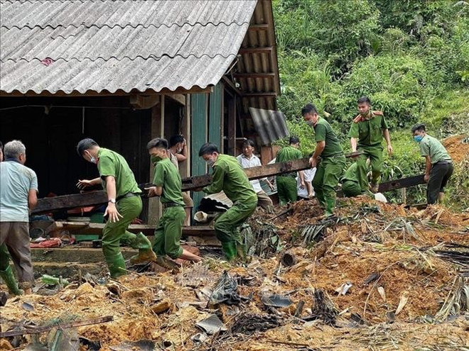 Police help residents in Khau Phieng village of Tuyen Quang province overcome flood consequences. (Photo: VNA)