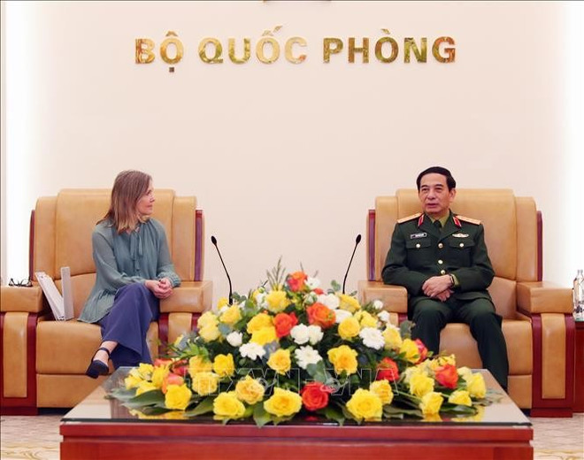Minister of National Defence General Phan Van Giang on February 20 highlights the enhanced defence cooperation between Vietnam and Canada when receiving Canadian Deputy Minister of National Defence Stefanie Beck. (Photo: VNA) vna-potal-dai-tuong-bo-truong-quoc-phong-phan-van-giang-tiep-thu-truong-bo-quoc-phong-canada-stand-1.jpg