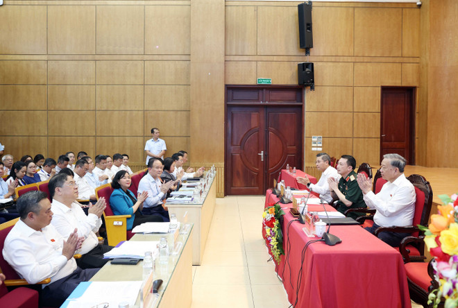 Party General Secretary To Lam, together with the delegation of NA deputies of Hanoi, meet with voters in 11 wards of the capital city on September 23, 2025. (Photo: VNA)