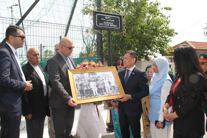 Ambassador Tran Quoc Khanh presents Djamel Belamou, Chairman of the Rais Hamidou, a surburb of Algiers where Ho Chi Minh Avenue is located, with a photo of Uncle Ho receiving the Algerian delegation visiting Vietnam in 1958. (Photo: VNA) ho-chi-minh-avenue.jpg