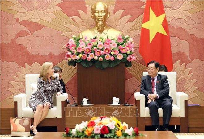 National Assembly (NA) Vice Chairman Le Minh Hoan (R) meets with Mariam J. Sherman, World Bank Country Director for Vietnam, Cambodia and Laos in Hanoi on March 21. (Photo: VNA) vn-wb2.jpg