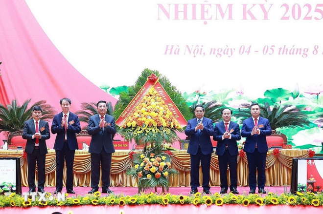 PM Pham Minh Chinh (third from right) congratulates the Ministry of Construction on its first Party Congress. (Photo: VNA)
