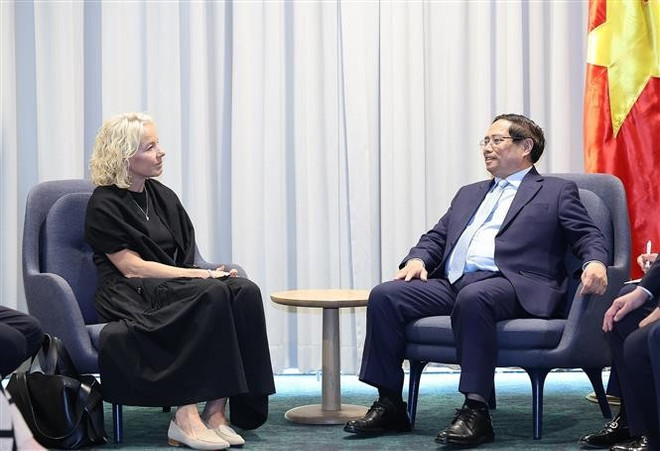 Vietnamese Prime Minister Pham Minh Chinh (R) and Susanna Campbell, Chairwoman of SYRE at their working session on June 13, 2025 (Photo: VNA) pm-mr.jpg