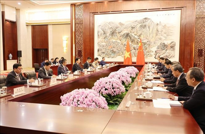 The meeting between Deputy Prime Minister Mai Van Chinh and Chinese Vice President Han Zheng in Nanning city on September 16, 2025. (Photo: VNA)