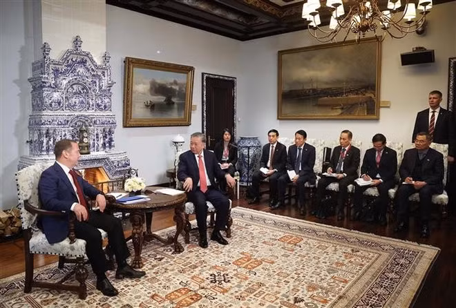 The meeting between General Secretary of the Communist Party of Vietnam (CPV) To Lam and Dmitry Medvedev, Chairman of the United Russia Party (URP) and Deputy Chairman of the Security Council of Russia, in Moscow on May 9. (Photo: VNA)