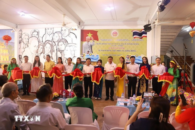 Delegates cut the ribbon to inaugurate the Vietnamese bookcase in Udon Thani province of Thailand. (Photo: VNA) inaugurate.jpg
