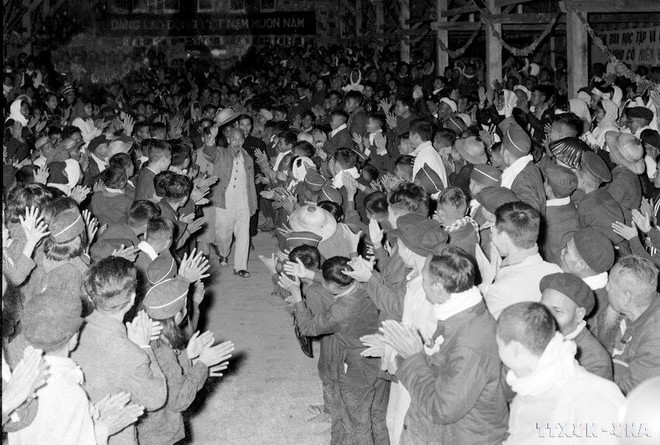 On the occasion of the Lunar New Year 1956, President Ho Chi Minh visits students of the Ethnic Minority Cadre School. (Photo: VNA)