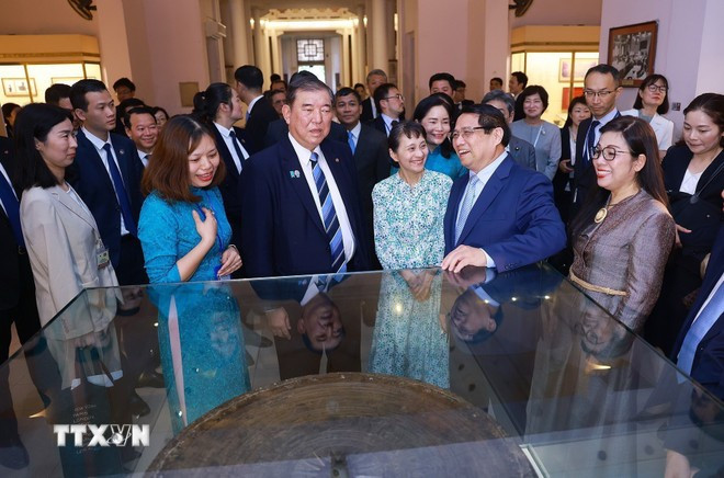 Prime Minister Pham Minh Chinh (second from right) and Japanese Prime Minister Ishiba Shigeru (C) and their spouses visit the Vietnam National Museum of History. (Photo: VNA) bao-tang-lich-su.jpg