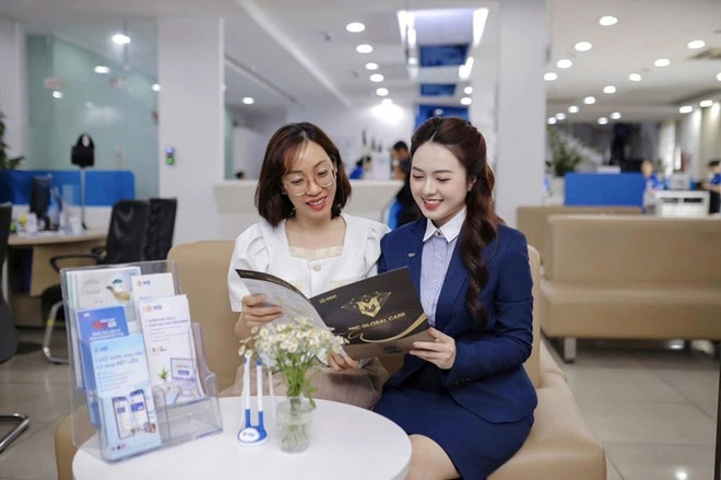 Consulting financial services at a Military Bank branch (Photo: qdnd.vn) mb.jpg