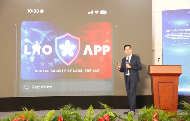 A representative of Star Telecom (Unitel) presents a digital payment platform solution to promote e-commerce between Vietnam and Laos. (Photo: VNA) unitel.jpg