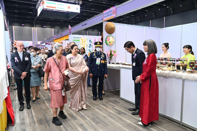 Thai Princess Maha Chakri Sirindhorn visits the Vietnamese booth at the 58th Diplomatic Red Cross Bazaar. (Photo: VNA) si.jpg